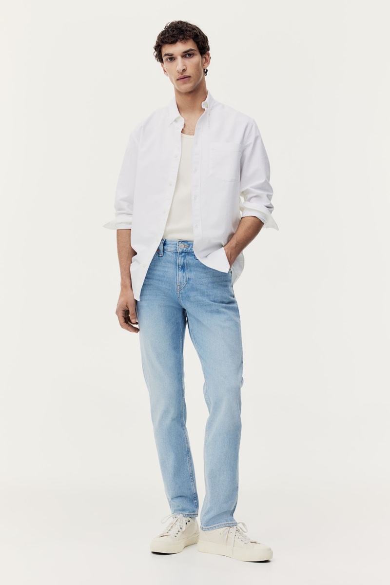 Embrace lightweight and light-wash denim jeans for an effortless summer. 